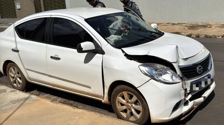 Carro colide contra poste na Rua Ruth Ferreira Mazui em Pontes e Lacerda