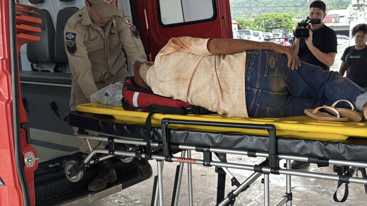 Ciclista idoso é socorrido pelo Corpo de Bombeiros após queda na estrada do Córrego da Onça