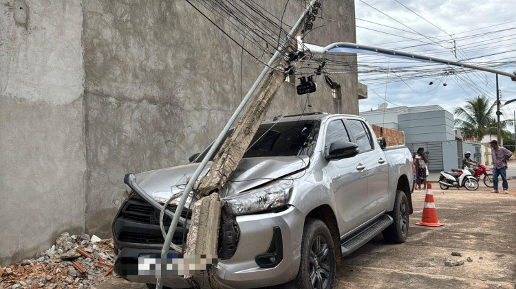 Colisão de Hilux com poste deixa moradores sem energia em Pontes e Lacerda