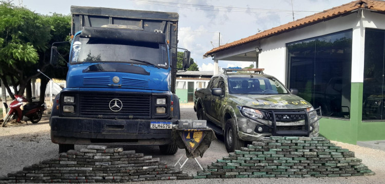 Gefron apreende mais de 200 kg de drogas em caminhão com fundo falso na região de fronteira