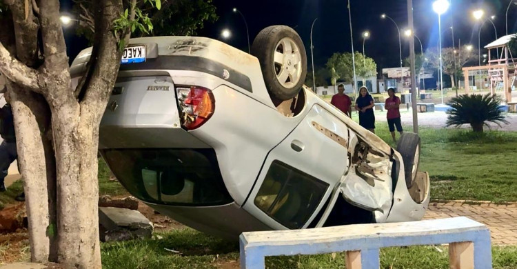 Veículo fica com as quatro rodas para cima após atropelamento em Pontes e Lacerda