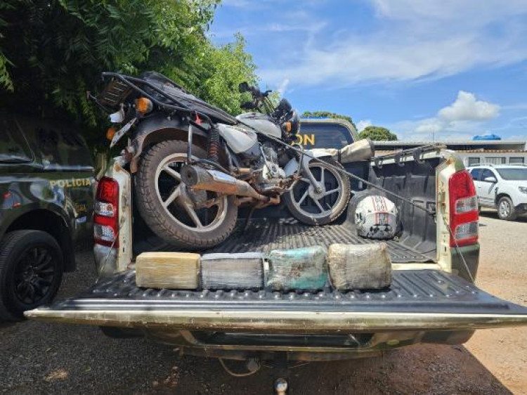 Boliviano é preso com drogas escondidas em banco de moto na fronteira
