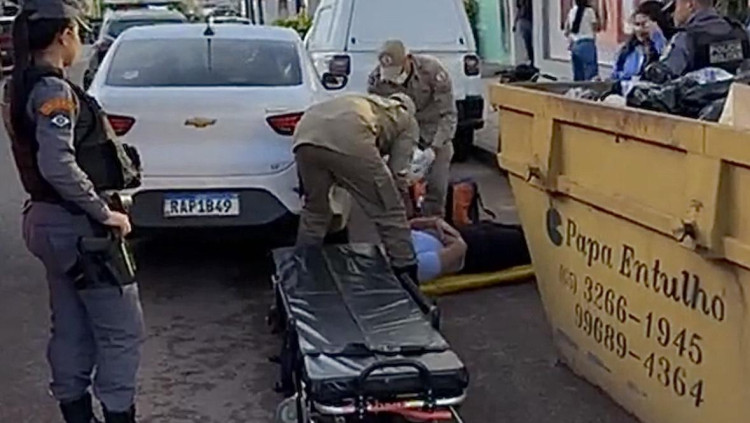 Colisão entre moto e carro deixa motociclista ferida na Avenida Municipal