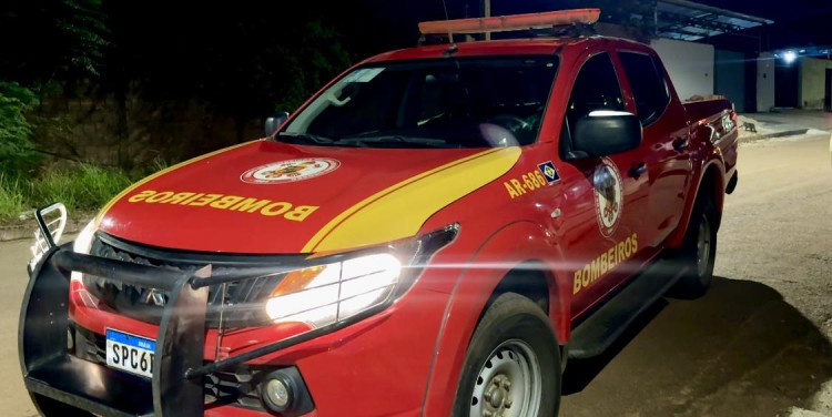 Homem esfaqueia companheira na Vila Guaporé e foge; polícia realiza buscas pelo suspeito