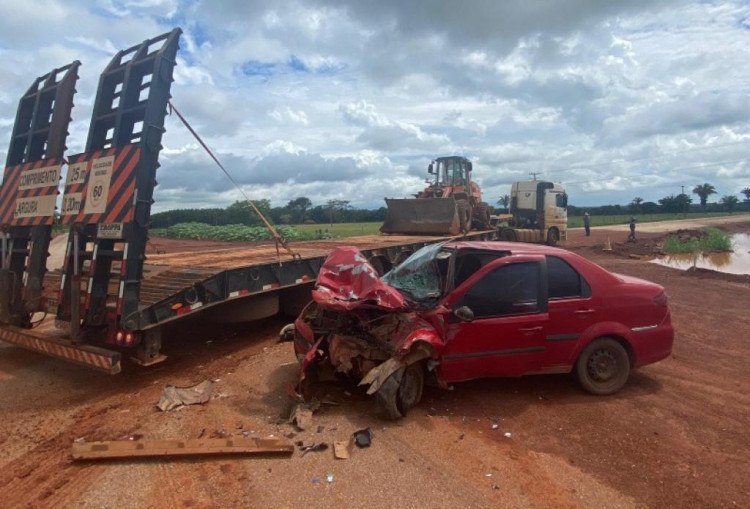 Homem morre após bater carro na traseira de caminhão reboque em Gloria D´ Oeste