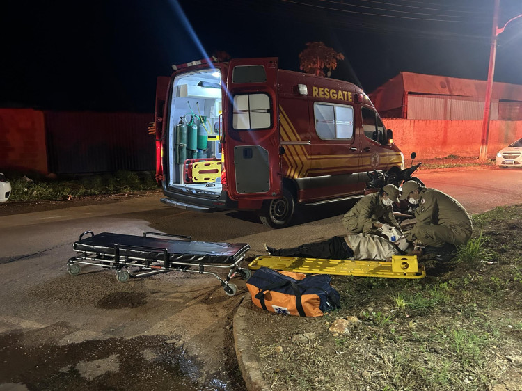 Idoso embriagado cai de moto, sofre escoriações e Corpo de Bombeiros é acionado