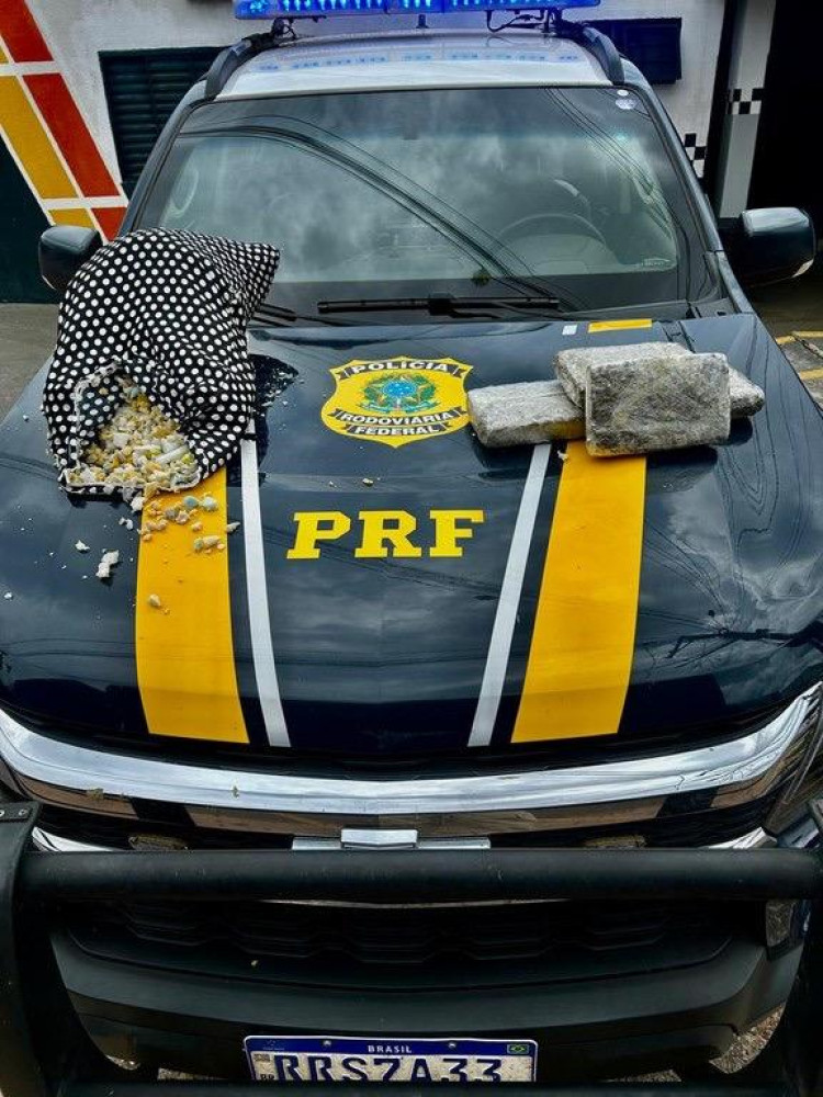 Passageira que saiu de Cáceres é detida com drogas escondidas em travesseiro pela PRF
