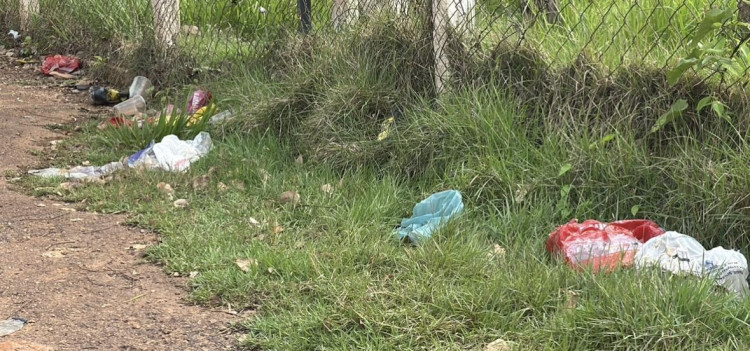 Terminal turístico abandonado e lixo às margens do rio Guaporé preocupam moradores