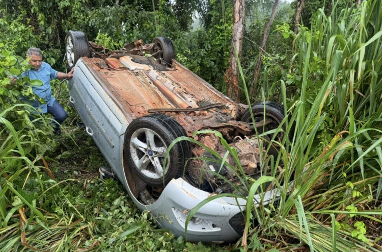 Veículo sai da pista e capota na BR-174, próximo a Pontes e Lacerda