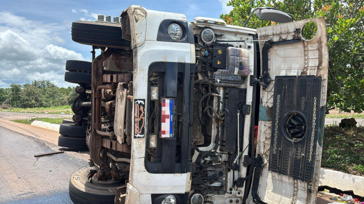 Caminhão tomba na BR-174 após eixo travar