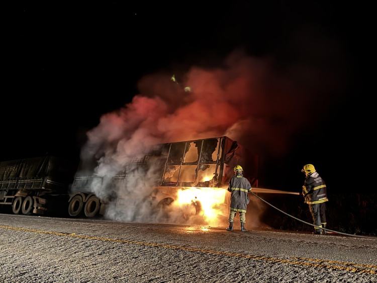Incêndio atinge carreta na BR-174 próximo a Pontes e Lacerda