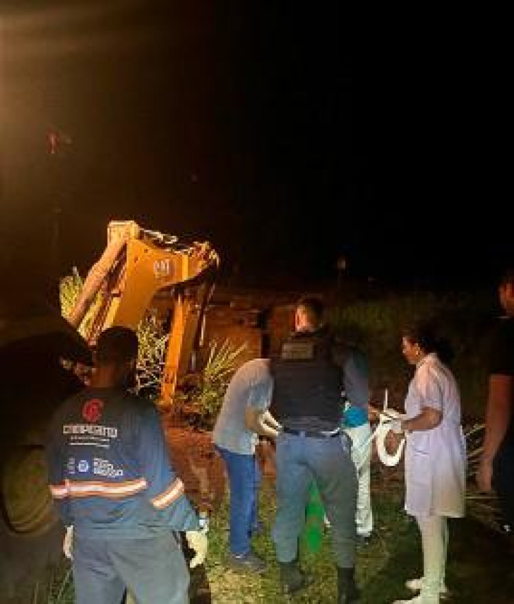 Motorista perde controle e cai com camionete em rio no município de Gloria D´ Oeste