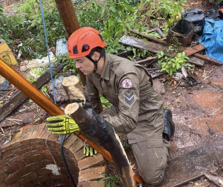 URGENTE: Bombeiros resgatam trabalhador que caiu em poço de 20 metros
