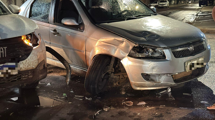 AGORA: Acidente entre Siena e Fiat Strada deixa trânsito congestionado em Pontes e Lacerda