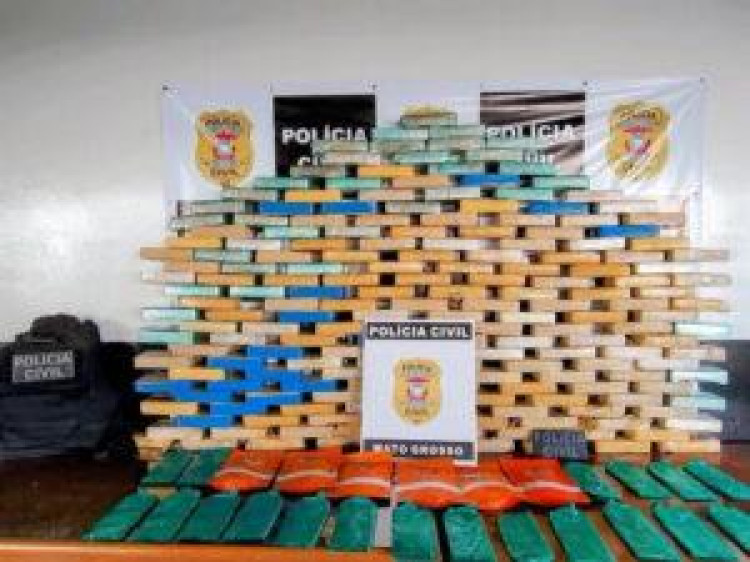 Após avistarem policiais civis, criminosos abandonam 196 kg de cocaína dentro de carro na fronteira