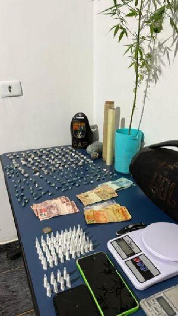 Cinco pessoas são detidas com 240 porções de drogas em São José dos Quatro Marcos