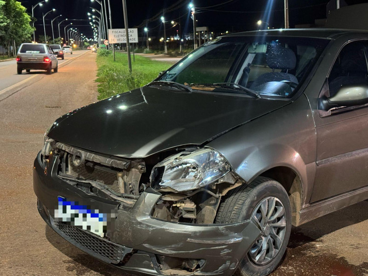 Colisão entre carro e caminhonete no cruzamento da Santos Dumont com a Avenida Bahia