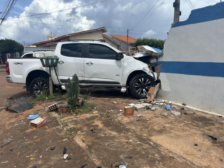 Motorista bate em muro de residência após acidente entre dois carros na Avenida Bahia