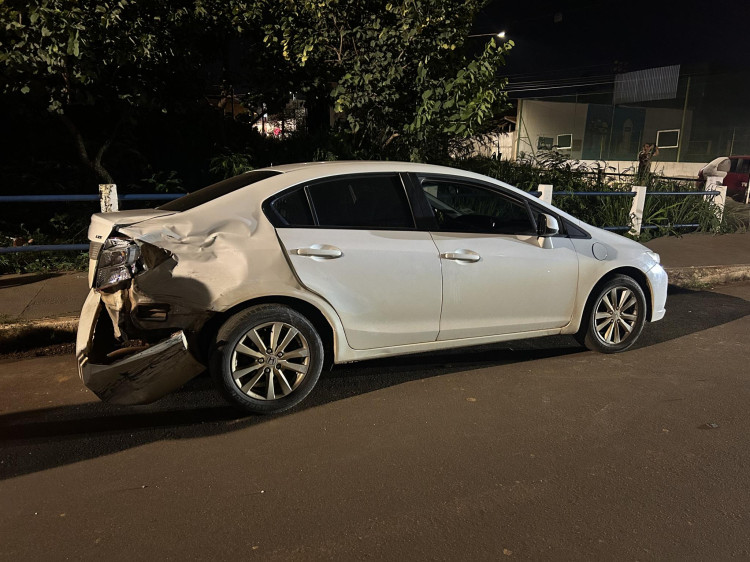 Motorista provoca acidente e foge do local na avenida Florispina Azambuja