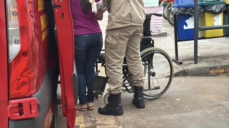 Acidente entre carro e moto deixa motociclista ferida em Pontes e Lacerda