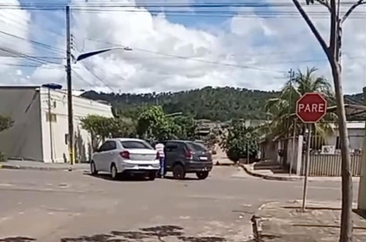 Acidente entre dois veículos é registrado no centro de Pontes e Lacerda