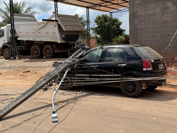 Caminhão derruba três postes após encostar em fios de alta tensão e carro é atingido