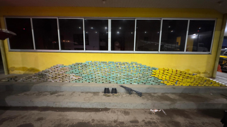 PRF apreende mais de 300 kg de drogas e armamento pesado em Cáceres (MT)