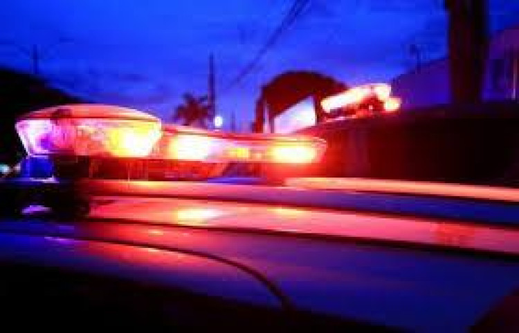 Dois jovens são baleados em atentado na porta de tabacaria em Pontes e Lacerda.