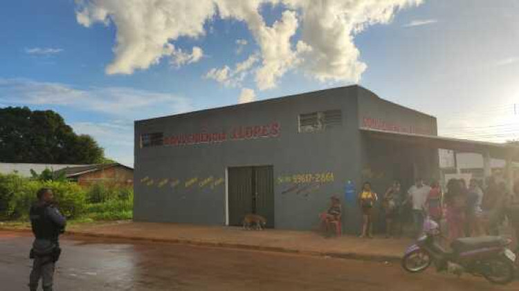 Duas pessoas são executadas e uma fica ferida em conveniência.