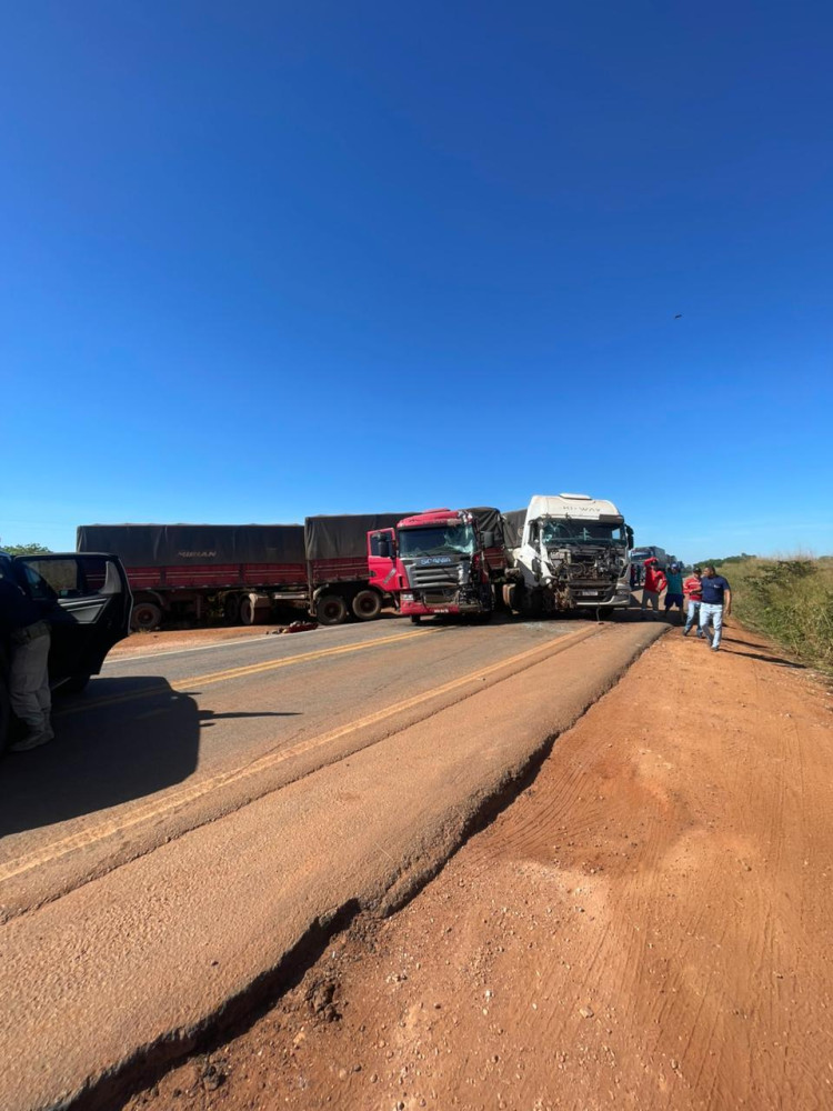 Colisão frontal entre duas carretas interdita BR-174 próximo a Nova Lacerda
