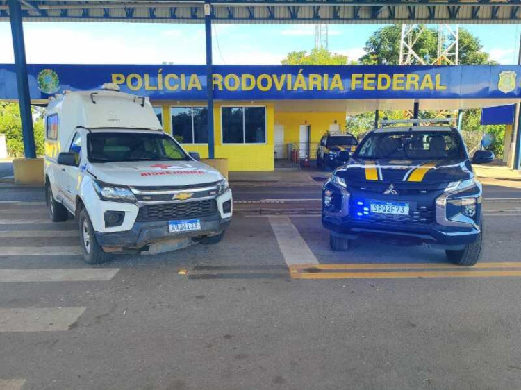 PRF e Gefron recuperam ambulância roubada em Cáceres e detem suspeito em estado alterado