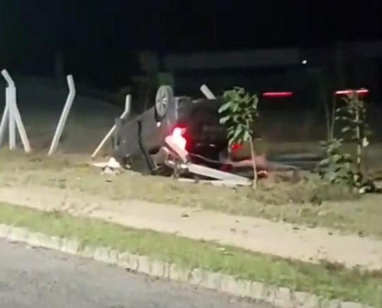 Motorista capota carro, danifica alambrado e foge deixando documentos no veículo