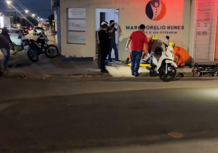 Uma pessoa fica ferida após acidente entre moto e carro