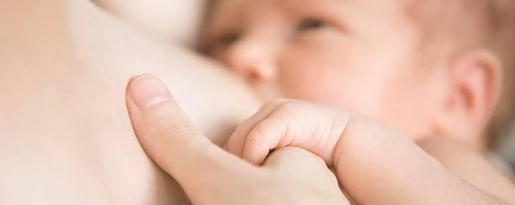 Bebê de 30 dias morre após se afogar com leite materno em Cáceres