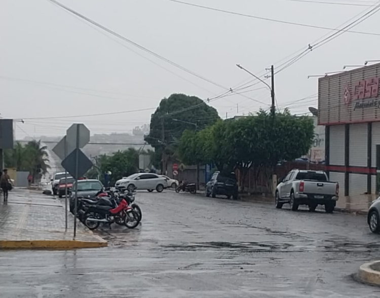 Forte temporal causa destruição e deixa centenas de pessoas sem energia eletrica  em Comodoro