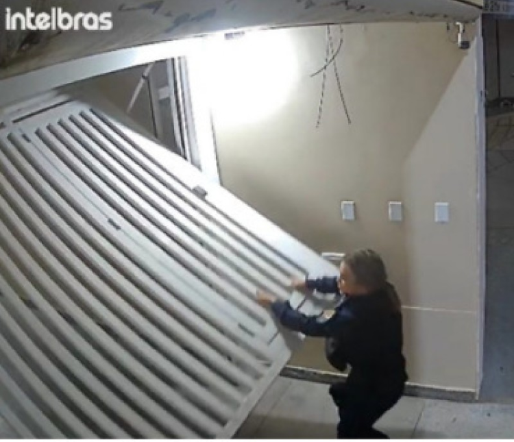 AGRESSOR MORREU:  Vídeo mostra mulher gritando por socorro antes da chegada da PM