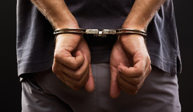 Homem é preso suspeito de estuprar a própria filha de 13 anos
