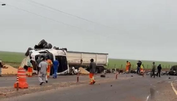 Motorista morre e outro fica ferido em grave acidente entre carretas na BR-163, em Nova Mutum