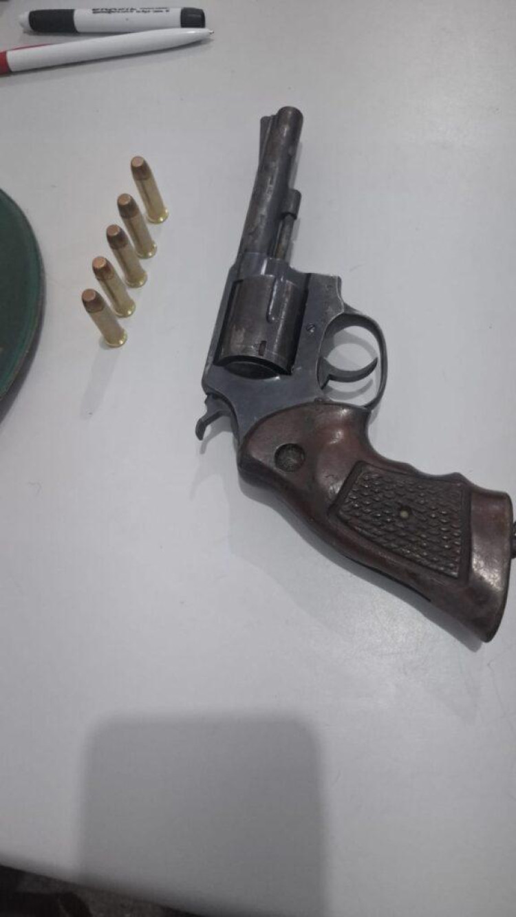 Adolescente é apreendido com revólver calibre .38 durante abordagem da PM na Avenida Sete de Setembro, em Cáceres