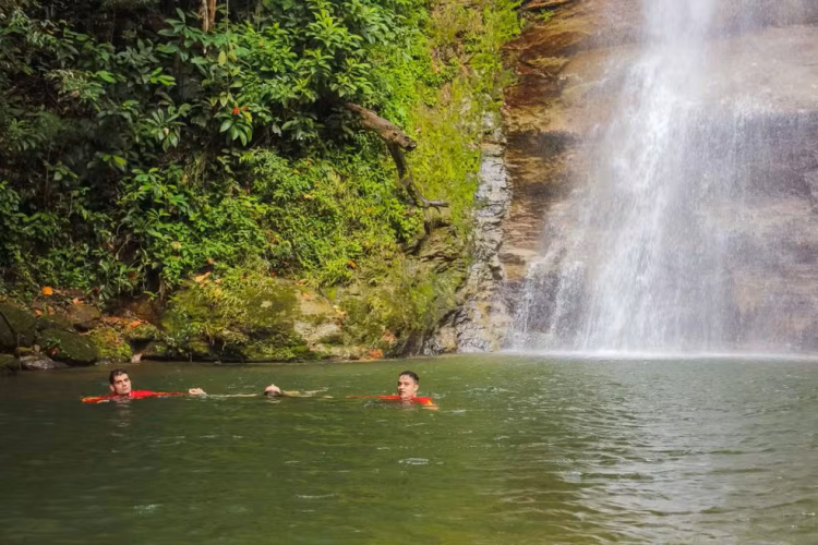 Jovem é resgatado após pular de cachoeira e bater a cabeça em MT