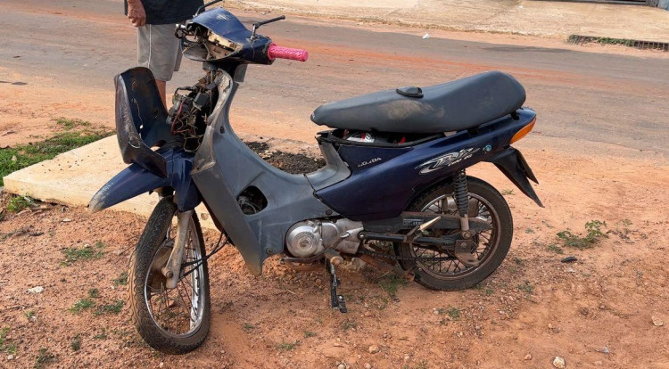 Mulher fica ferida em acidente entre moto e ônibus escolar em Pontes e Lacerda