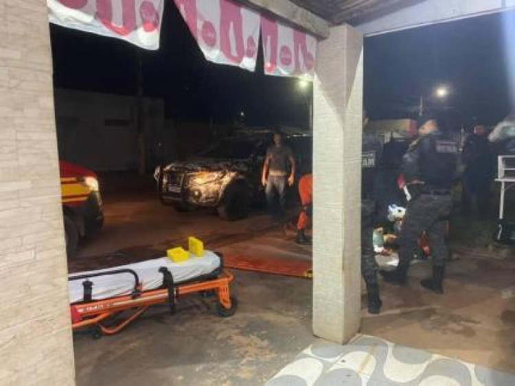Ataque a tiros deixa jovem gravemente ferido em bar de Cáceres