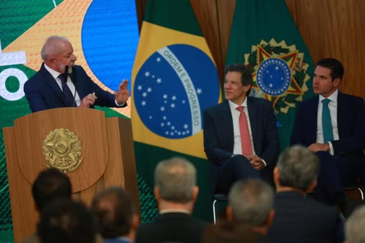 Fim da escala 6x1: governo investe em projetos de lei para alavancar jornada 5x2 com limite de 40 horas semanais