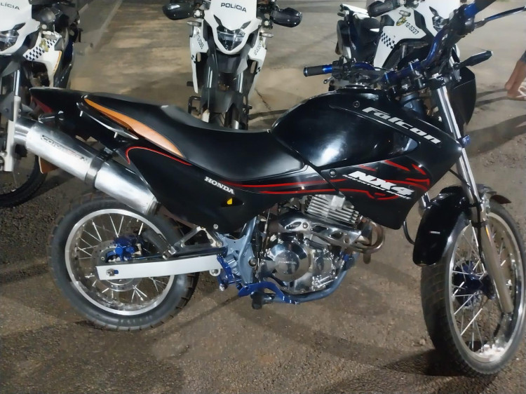 Polícia Militar realiza abordagem de adolescente em fuga e apreende motocicleta com escapamento adulterado no Bairro Vera