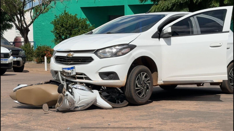 Acidente em cruzamento movimentado deixa mulher ferida na rua Goiás