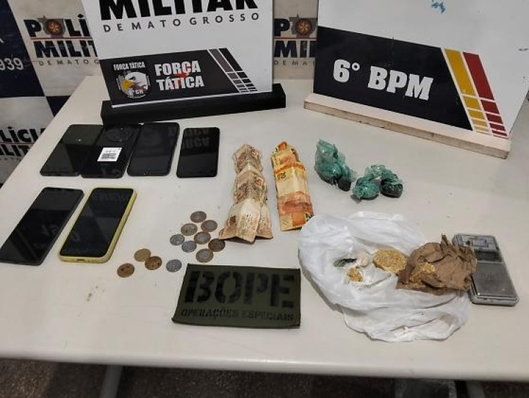 A Polícia Militar de Cáceres, com apoio do Batalhão de Operações Policiais Especiais (BOPE), fechou na tarde deste sábado (24) um ponto de comercialização de drogas no bairro Jardim Padre Paulo. A açã