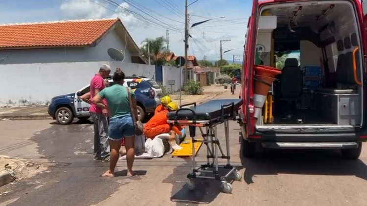 Motociclista fratura a perna em acidente no Centro de Pontes e Lacerda