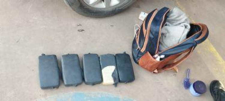 Mulher é presa por tráfico de drogas durante operação da PM no Distrito do Caramujo