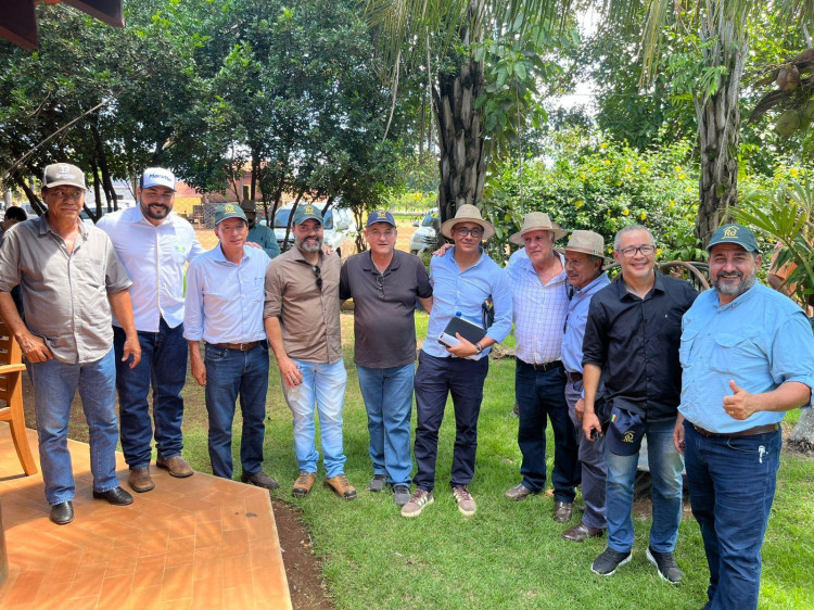 Deputado Valmir Moretto participa de reunião com produtores brasileiros e bolivianos em San Ignacio de Velasco