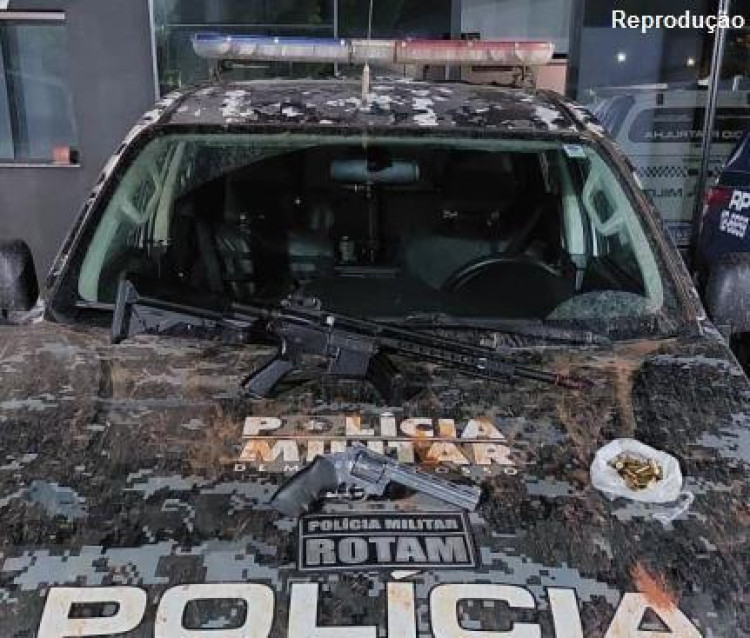 Trio é preso com arma, munições e réplica de fuzil em Pontes e Lacerda